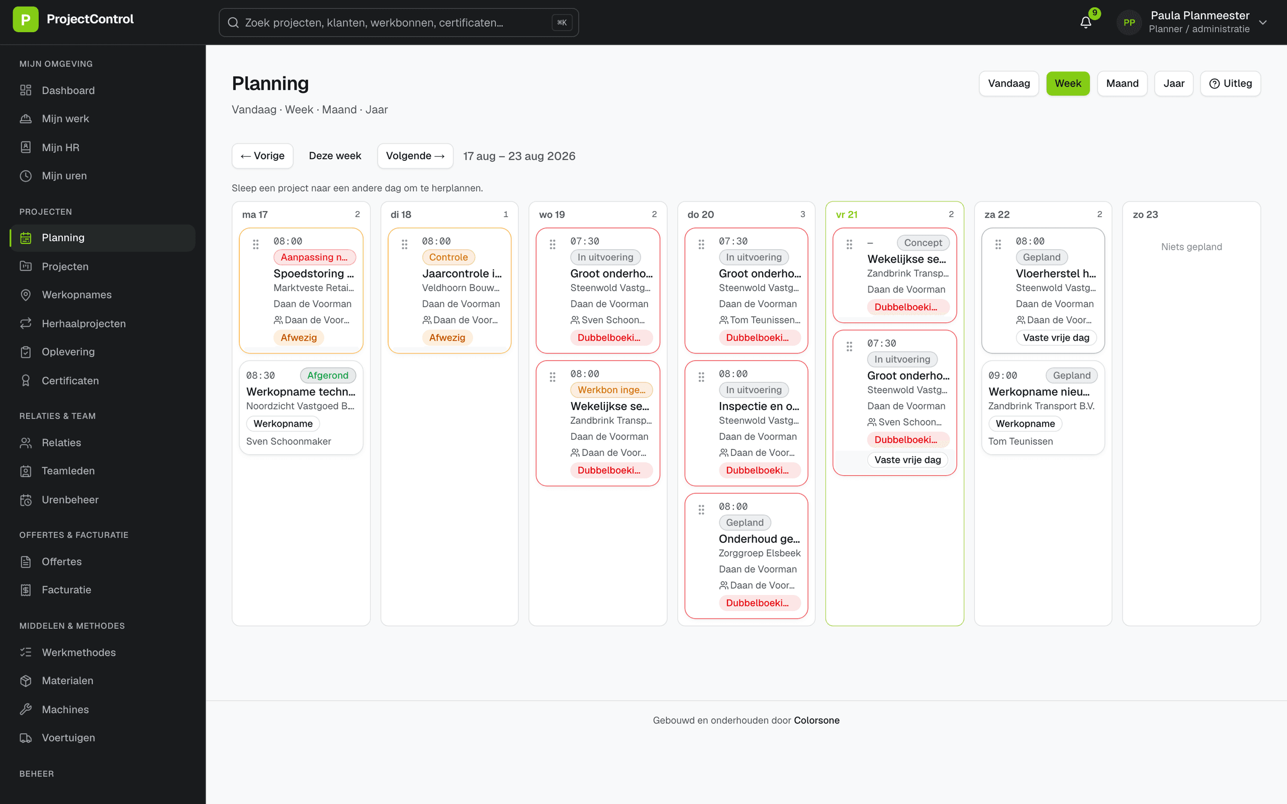 Weekplanning met de projecten verdeeld over 7 dagen, met statuslabels en gemarkeerde dubbelboekingen