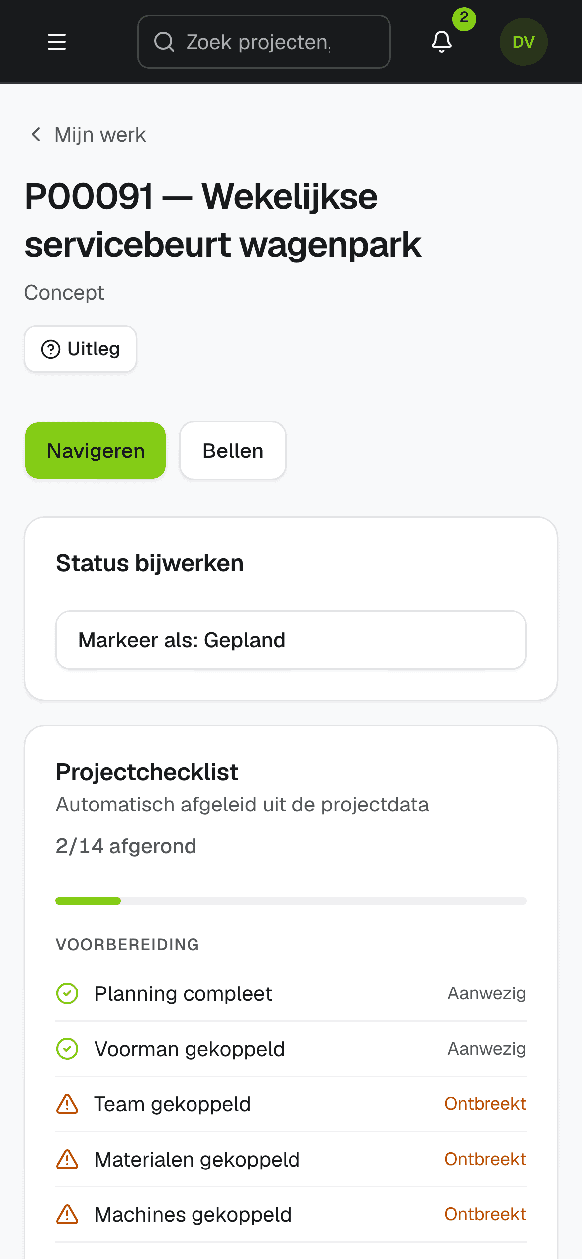 Projectscherm op de telefoon van de uitvoerder: status bijwerken, navigeren of bellen, en een checklist die uit de projectgegevens zelf wordt afgeleid
