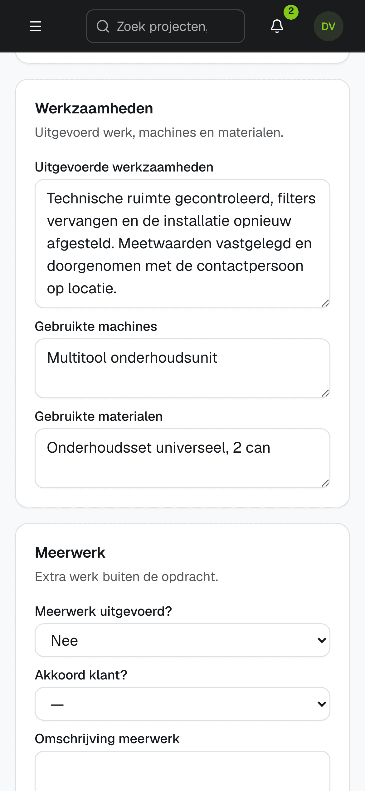 Werkbon op de telefoon, halverwege ingevuld: het uitgevoerde werk, de gebruikte machines en het verbruikte materiaal