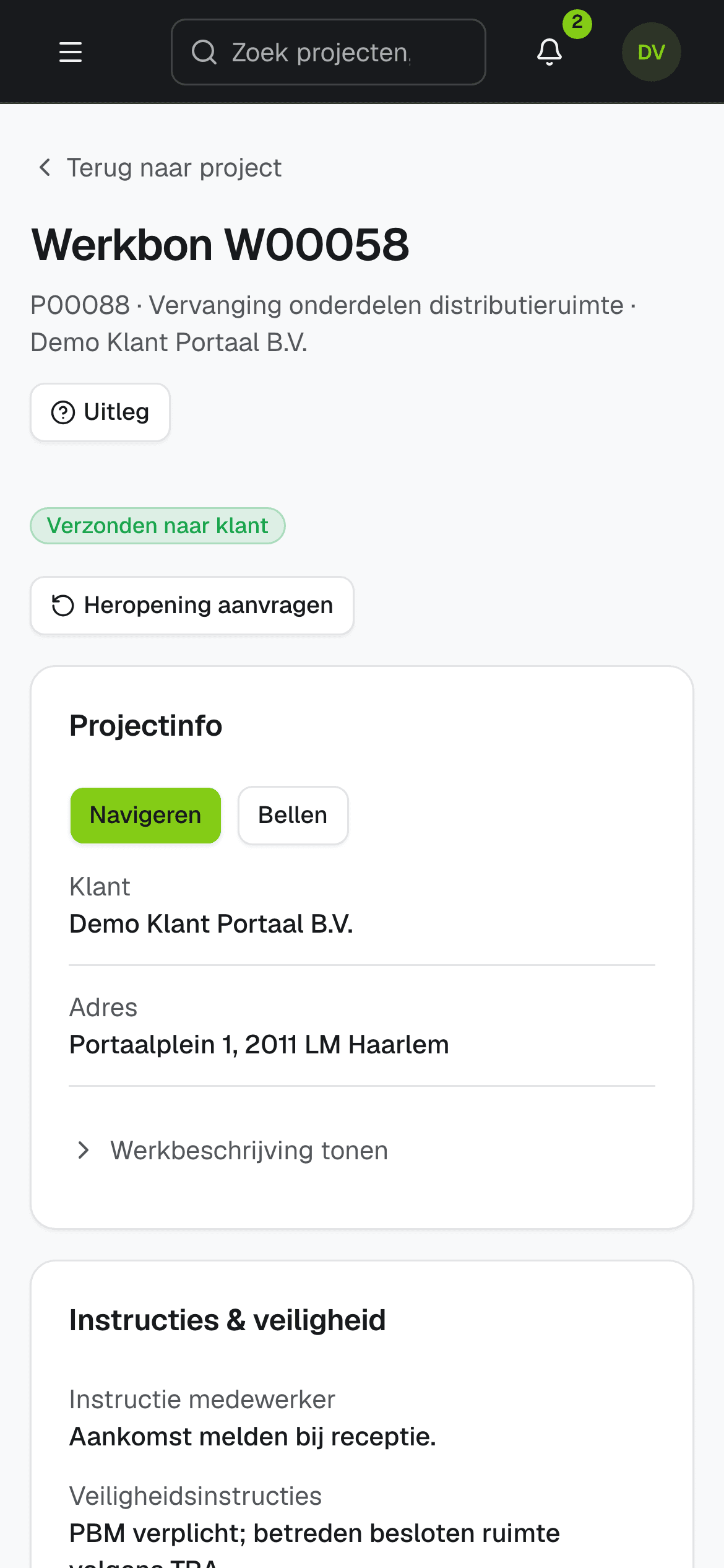 Werkbon W00017 op de telefoon, met in de kop het projectnummer en de klant waar hij bij hoort