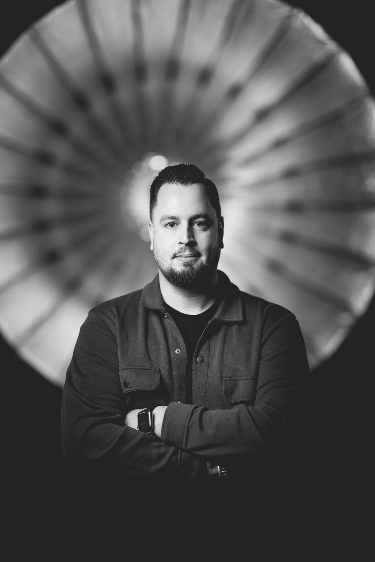 Zwart-wit studioportret van Daniel Jacobs, gemaakt in de eigen fotostudio