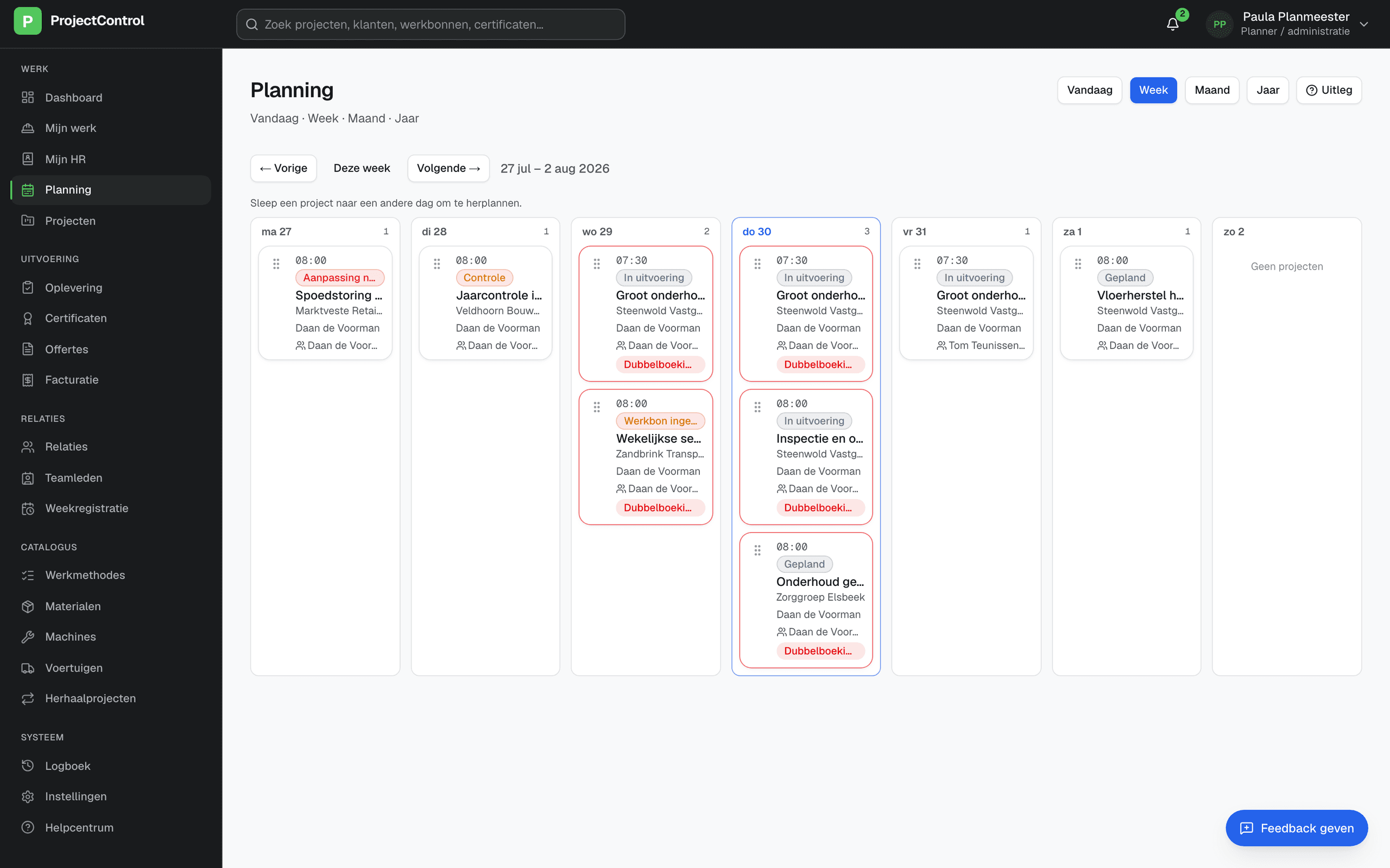 Weekplanning met de projecten verdeeld over zeven dagen, met statuslabels en gemarkeerde dubbelboekingen