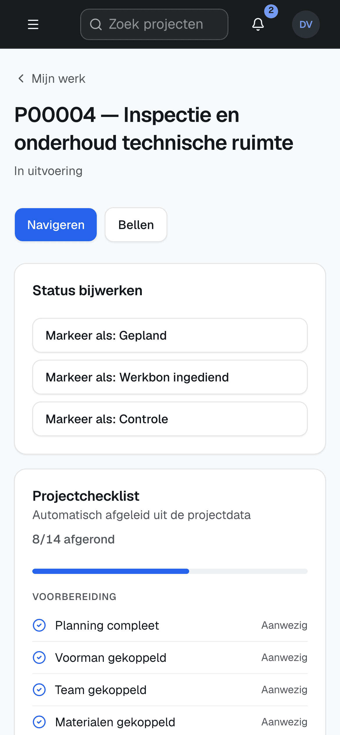 Projectscherm op de telefoon van de uitvoerder: status bijwerken, navigeren of bellen, en een checklist die uit de projectdata zelf wordt afgeleid