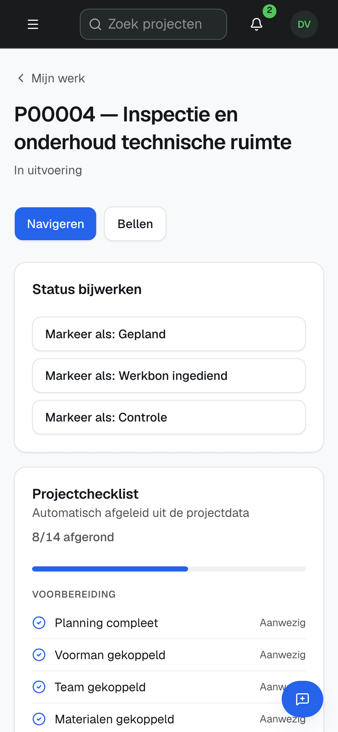 Projectscherm op de telefoon van de uitvoerder: status bijwerken, navigeren of bellen, en een checklist die uit de projectdata zelf wordt afgeleid